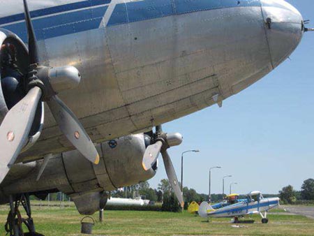 Flugplatz Kamenz. Kiebitzdoppeldecker vor Verkehrsmaschine der Antik-Air